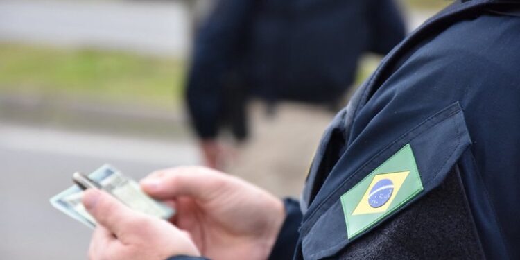 Morador de Foz é preso em Maringá, com 117 iPhones escondidos no teto do carro