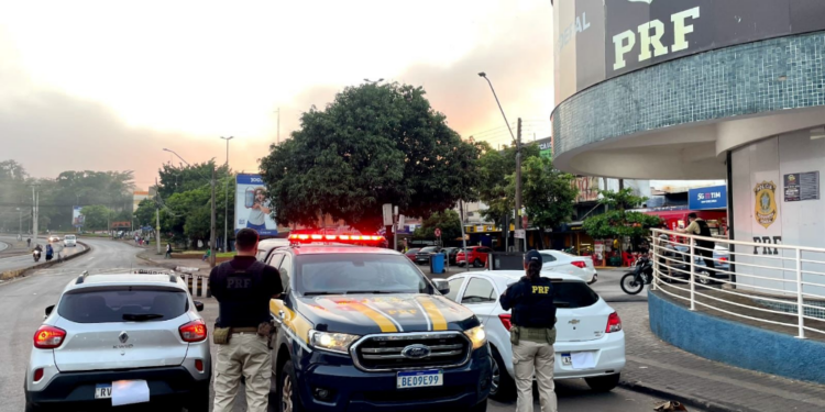 PRF recupera, na Ponte da Amizade, dois carros roubados