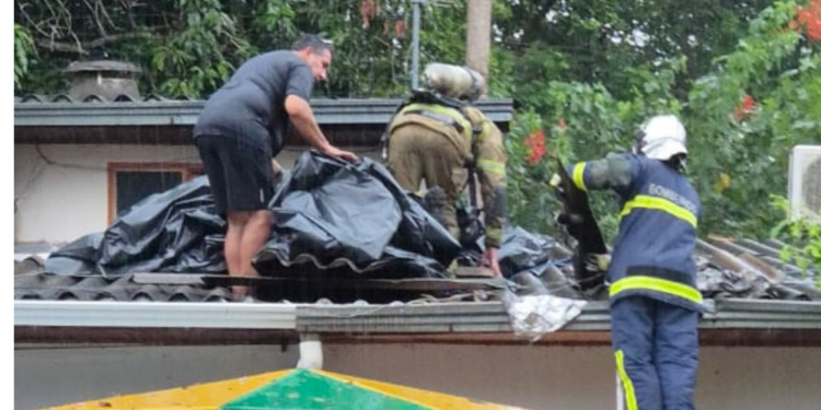 Raio atinge pousada e causa princípio de incêndio na Avenida dos Imigrantes
