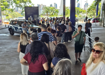 Com apenas um guichê da PF, paraguaios reclamam de fila para cruzar a fronteira