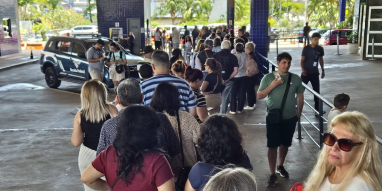 Com apenas um guichê da PF, paraguaios reclamam de fila para cruzar a fronteira