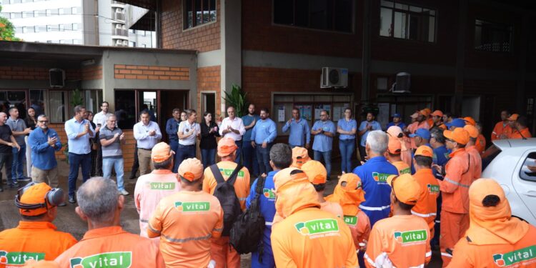 Café e faxina: assim foi o primeiro dia de trabalho do prefeito Silva e Luna