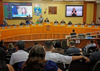 Na primeira sessão do ano, vereadores discutem a reorganização administrativa na prefeitura e câmara