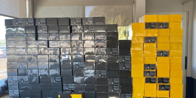 PRF apreende cigarros de luxo, equipamentos automotivos e celulares avaliados em R$ 470 mil