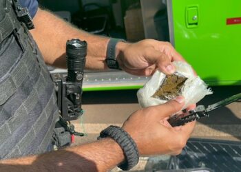 Em ônibus de linha, Receita Federal apreende malas com haxixe e cigarros contrabandeados