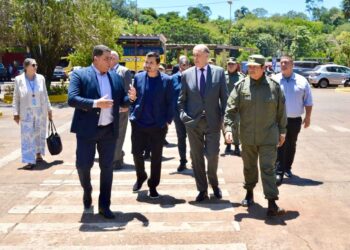 Demora para cruzar para a Argentina é assunto de reunião com embaixador do vizinho país