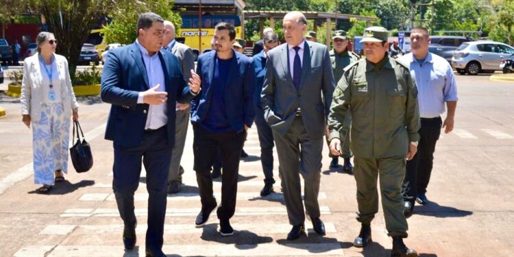 Demora para cruzar para a Argentina é assunto de reunião com embaixador do vizinho país