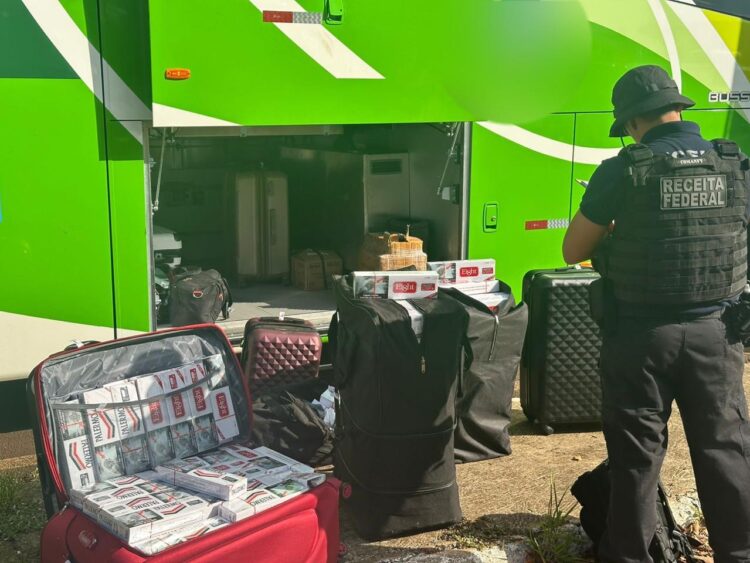 Em ônibus de linha, Receita Federal apreende malas com haxixe e cigarros contrabandeados
