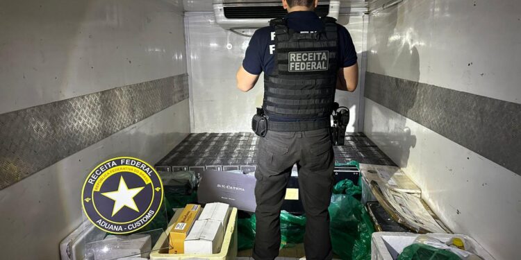 Na BR-277, Receita Federal apreende veículos com R$ 270 mil em mercadorias