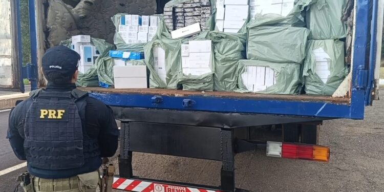 PRF flagra caminhoneiro transportando aparelhos eletrônicos escondidos em carga de colchões