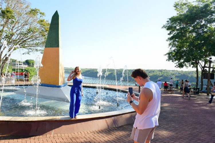 Cada horário reserva uma surpresa aos visitantes no Marco das 3 Fronteiras