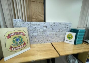 Após tentar fugir da polícia, motorista é preso com cerca de 200 celulares