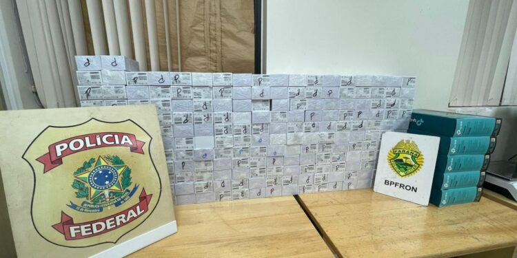 Após tentar fugir da polícia, motorista é preso com cerca de 200 celulares