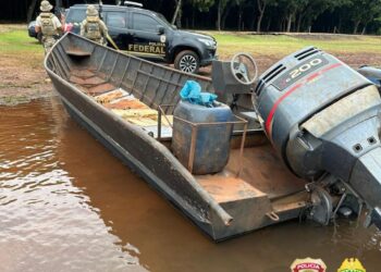 Barco abandonado às margens do Lago de Itaipu transportava meia tonelada de maconha