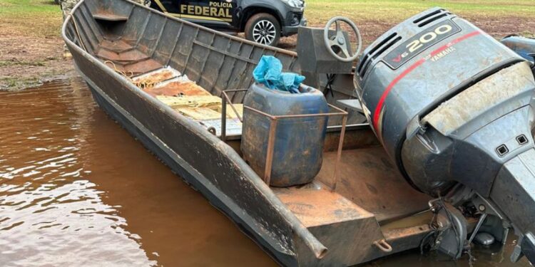Barco abandonado às margens do Lago de Itaipu transportava meia tonelada de maconha