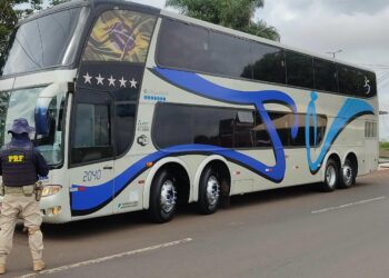 Ônibus fretado com 56 passageiros argentinos é retido pela PRF em Santa Terezinha de Itaipu