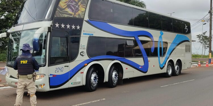 Ônibus fretado com 56 passageiros argentinos é retido pela PRF em Santa Terezinha de Itaipu