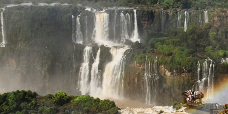 Até domingo (02), visitantes podem desfrutar do horário ampliado do Parque Nacional do Iguaçu