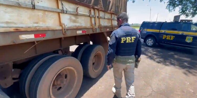Perigo na rodovia: PRF flagra carreta sem freios e com pneus “no arame” em Santa Terezinha de Itaipu