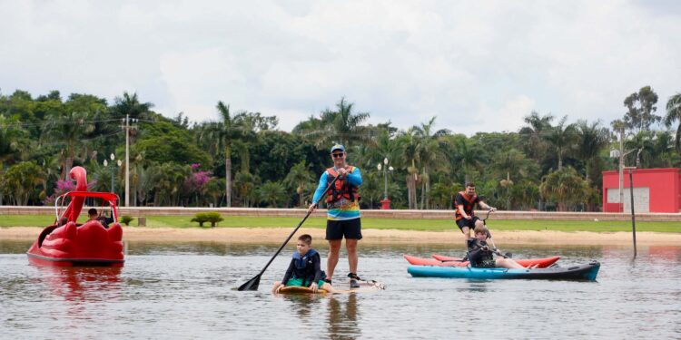 Na região Oeste, moradores e turistas aproveitam o verão nas prainhas do Lago de Itaipu