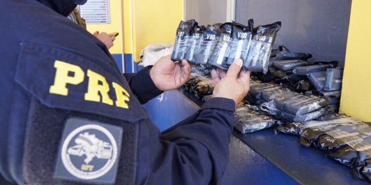 Passageiro de ônibus é flagrado transportando 276 unidades de cigarros eletrônicos