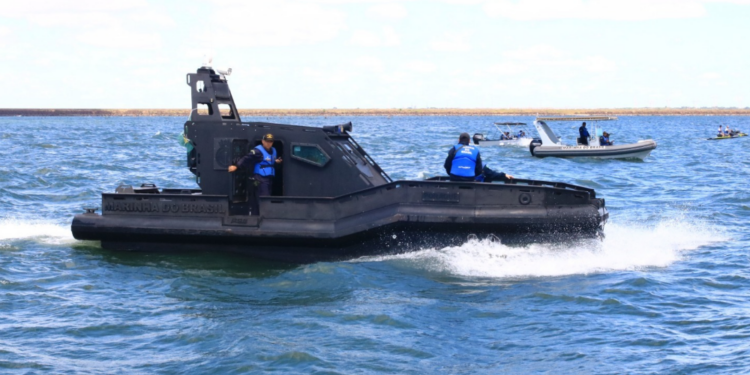 Marinha apreende 19 embarcações irregulares no Rio Paraná e notifica mais de 130