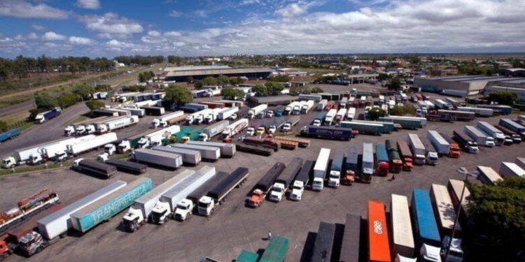 Receita Federal bloqueia caminhões no Porto Seco para fiscalizar pneus