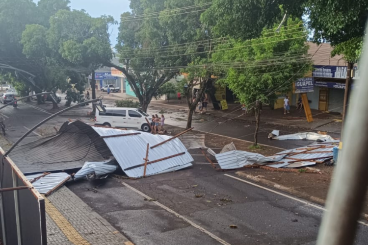 Temporal atinge região do Morumbi, causa destelhamento e deixa moradores sem energia