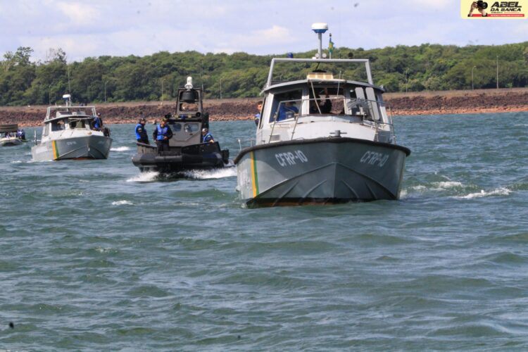 Marinha apreende 19 embarcações irregulares no Rio Paraná e notifica mais de 130