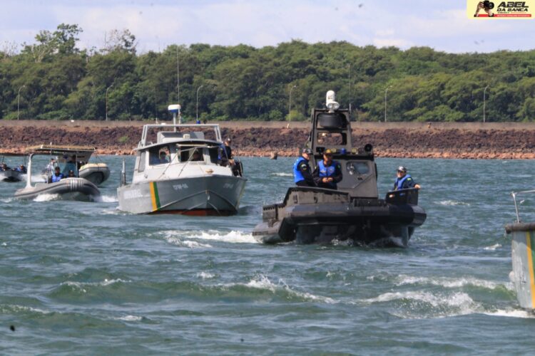 Marinha apreende 19 embarcações irregulares no Rio Paraná e notifica mais de 130