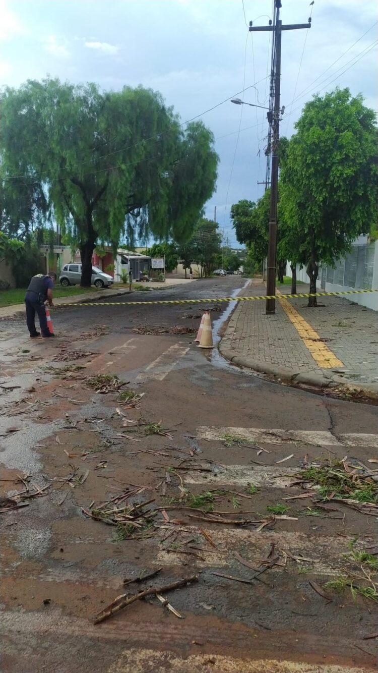 Temporal atinge região do Morumbi, causa destelhamento e deixa moradores sem energia