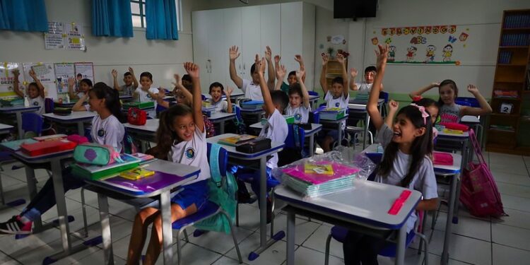 Nesta quinta-feira (06), 27 mil alunos da rede municipal voltam às aulas em Foz do Iguaçu