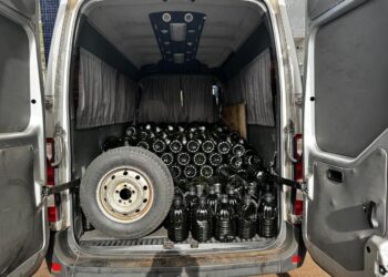 Motorista que transportava 2,3 mil litros de azeite proibido é preso e perde o veículo na fiscalização