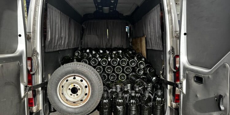 Motorista que transportava 2,3 mil litros de azeite proibido é preso e perde o veículo na fiscalização