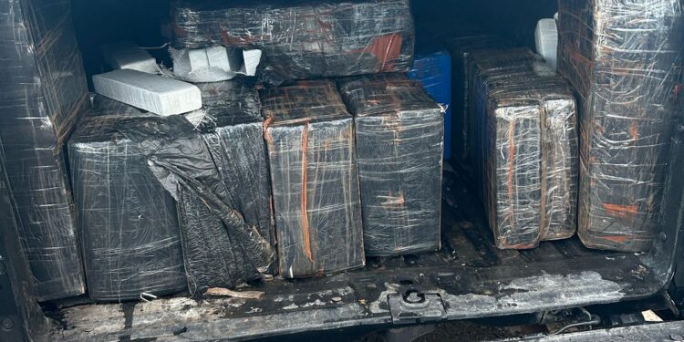 Menor é flagrado dirigindo carro com quase 500 kg de maconha durante fiscalização na BR-277