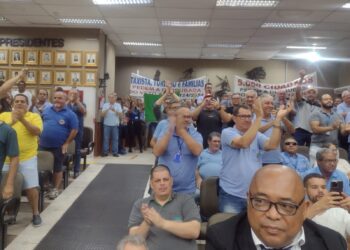 Bancada do prefeito derruba veto do Executivo em três projetos