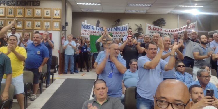 Bancada do prefeito derruba veto do Executivo em três projetos