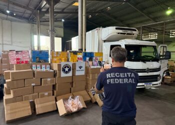 Carga de eletrônicos e camarões, avaliada em R$ 3 milhões, é apreendida pela Receita Federal