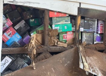 Fiscalização na Ponte da Amizade identifica ônibus de turismo com R$ 500 mil em contrabando