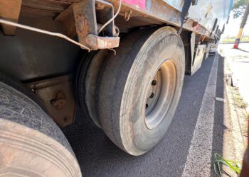 Caminhão argentino, sem condições de trafegar, é retido pela PRF em Santa Terezinha de Itaipu