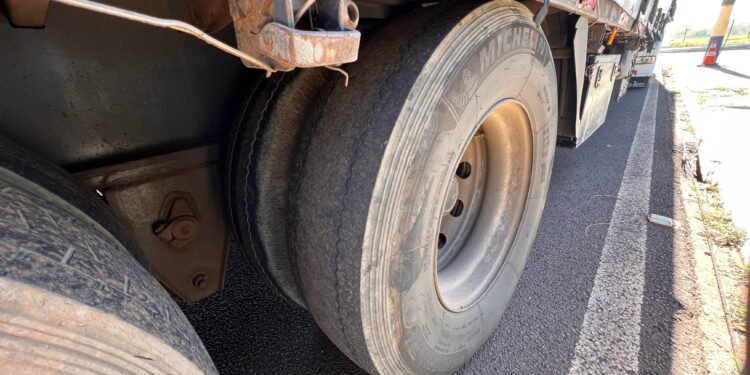 Caminhão argentino, sem condições de trafegar, é retido pela PRF em Santa Terezinha de Itaipu