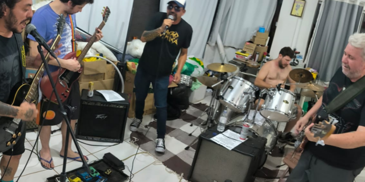 Reação Química apresenta novidades no palco do Café com Teatro no domingo (09)