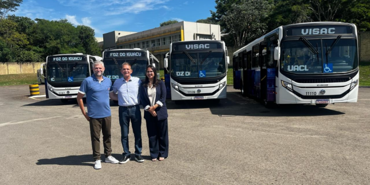 Quatro novos ônibus com ar-condicionado reforçam transporte coletivo