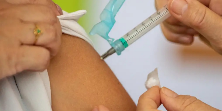 Prefeito revoga decreto que exigia vacina para Covid-19 dos servidores públicos