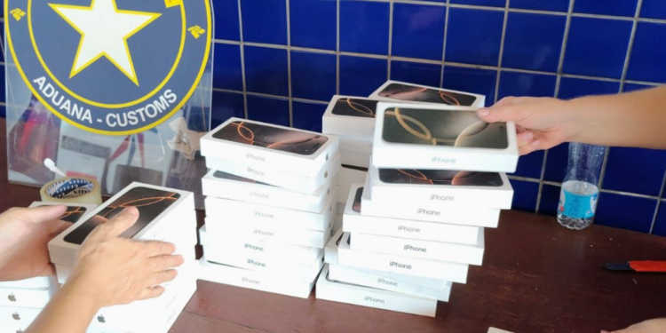 Receita Federal apreende carga de celulares avaliada em meio milhão de reais