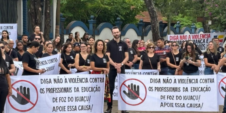 Professores municipais realizam manifestação contra violência nas escolas