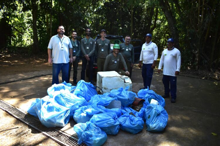 Mais de 140 quilos de resíduos são retirados do Rio Iguaçu na região das Cataratas