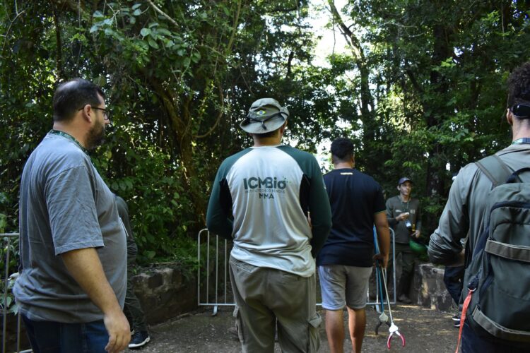 Mais de 140 quilos de resíduos são retirados do Rio Iguaçu na região das Cataratas