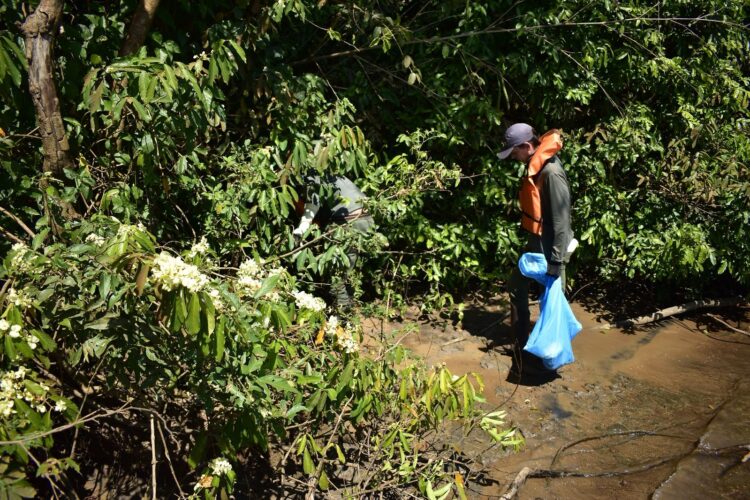 Mais de 140 quilos de resíduos são retirados do Rio Iguaçu na região das Cataratas