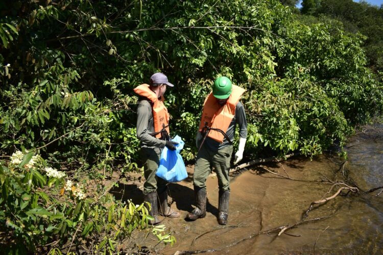 Mais de 140 quilos de resíduos são retirados do Rio Iguaçu na região das Cataratas